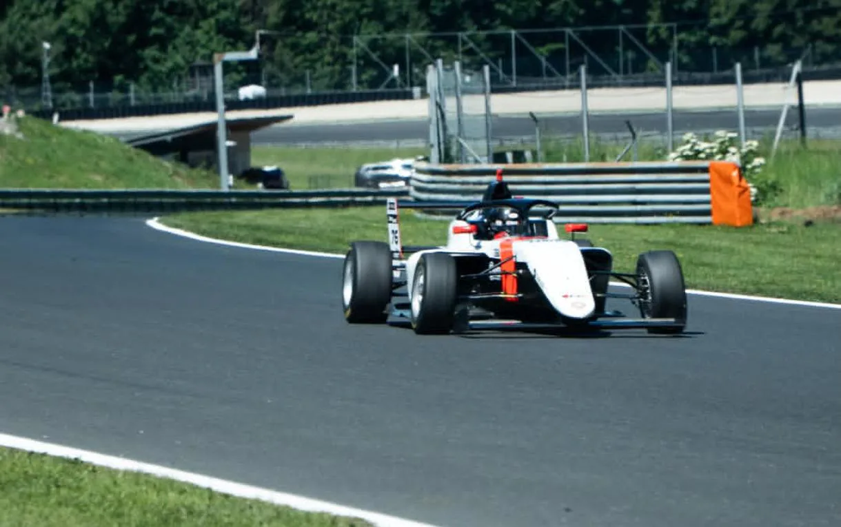 F4 CEZ: Jorge Luis Bruno abandonó en el inicio de la primera carrera en Salzburgring