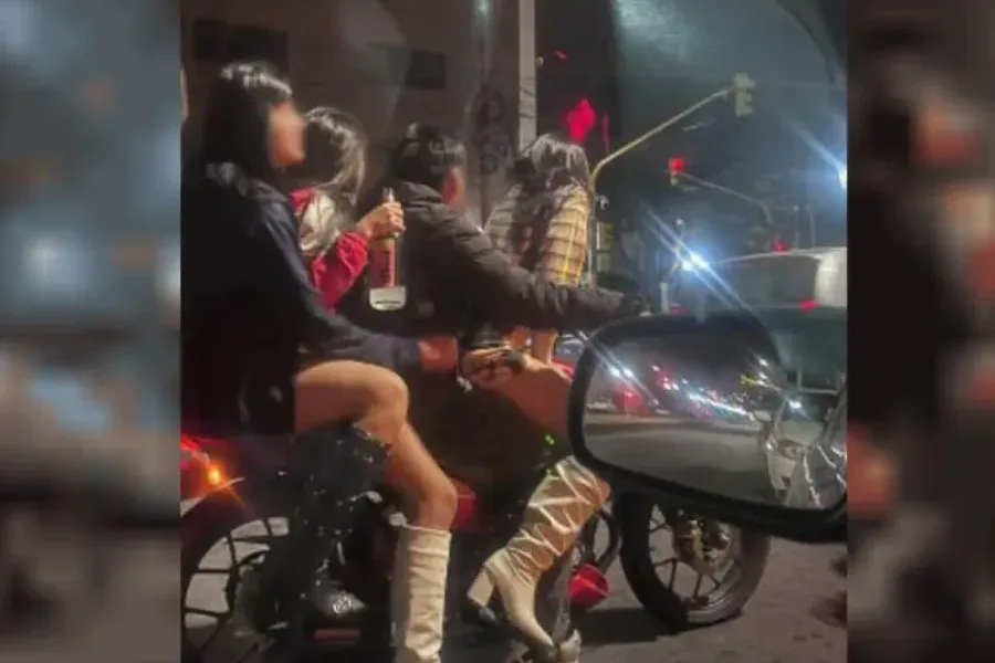 Un motociclista circuló con tres acompañantes sin casco y con bebidas en la mano al salir de un boliche