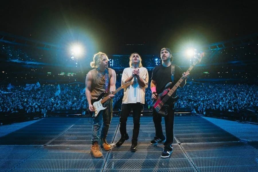 La previa del show de Aribag en Santiago ya se vive con el montaje del escenario