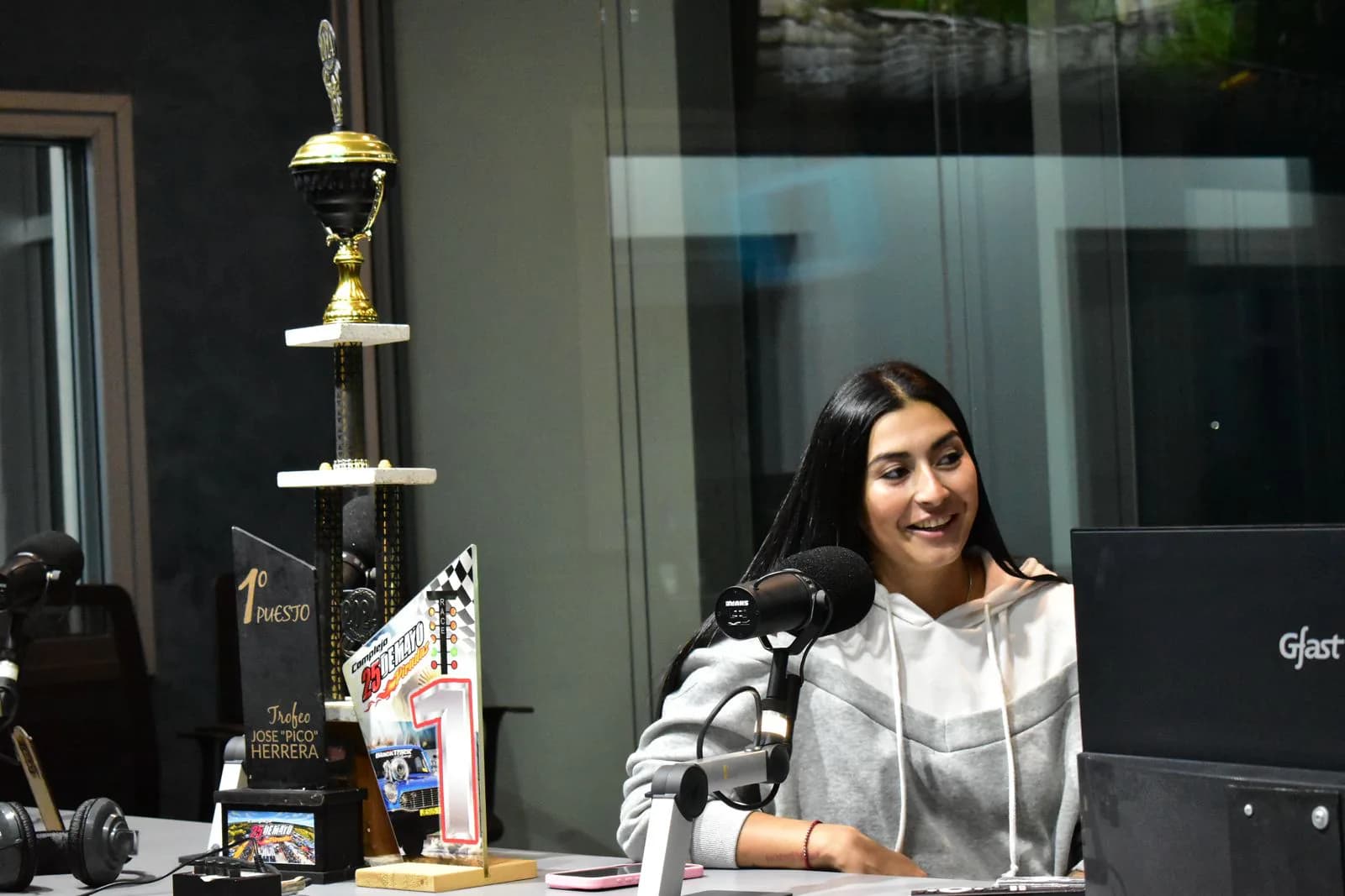 Milagros Scrimini visitó los estudios de Radio LV11 y compartió su pasión como la única mujer piloto de picadas en la provincia