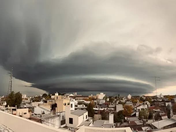 Gualeguaychú sufrió un fuerte temporal y rige una alerta naranja por una posible ciclogénesis