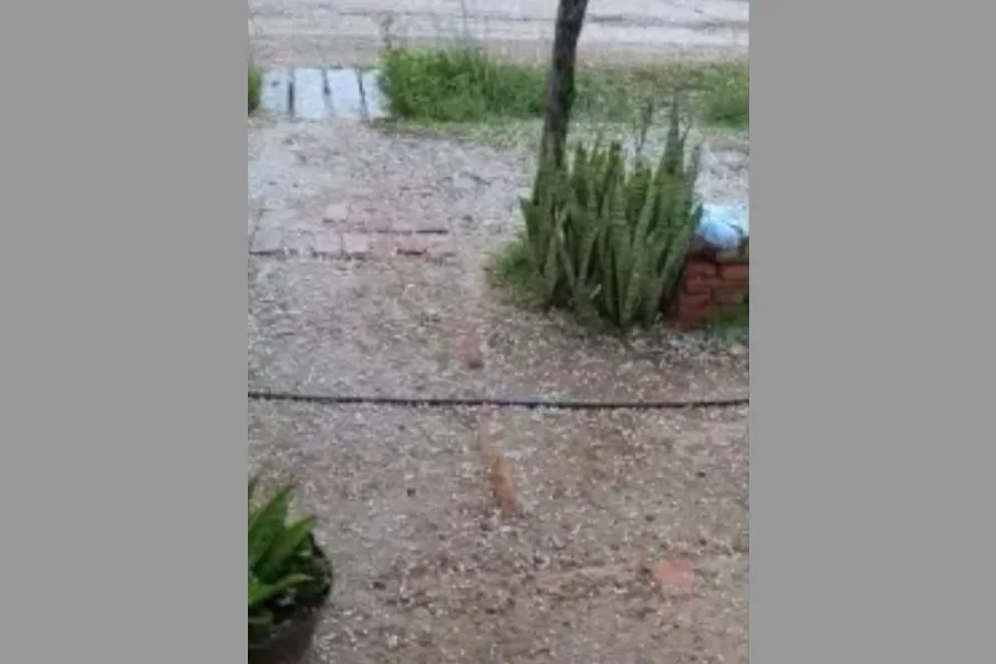 Una sorpresiva caída de granizo seco asombró a los vecinos de Herrera antes de la tormenta