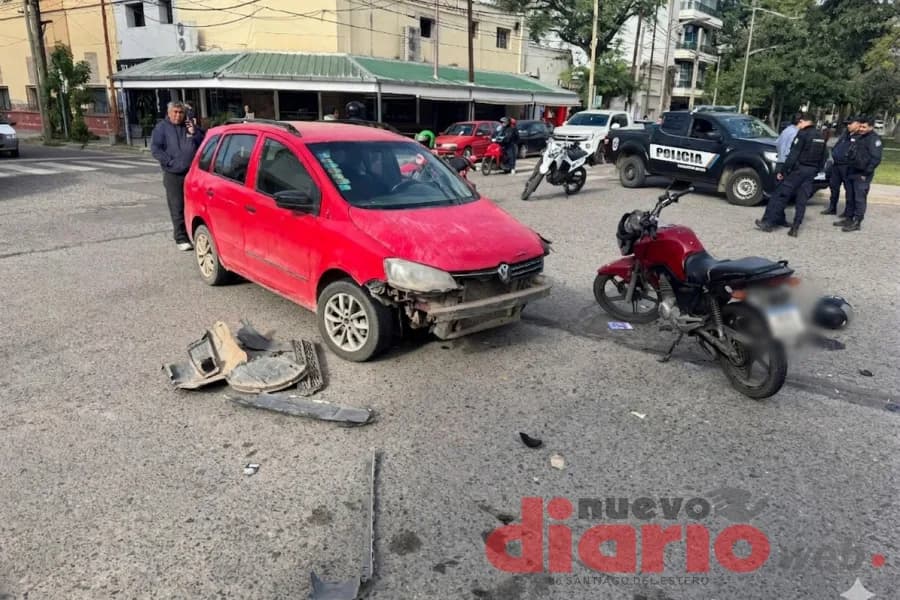 Choque entre una moto y un auto en la intersección de calles Plata y Alvear dejó una persona herida