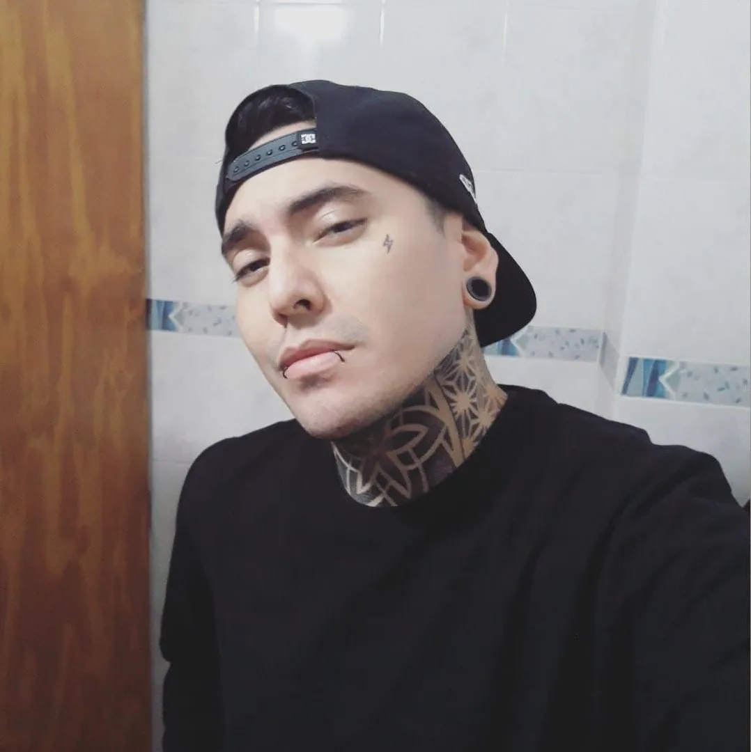 Lanzan una cruzada solidaria para que un joven tatuador bandeño pueda operarse y volver a caminar