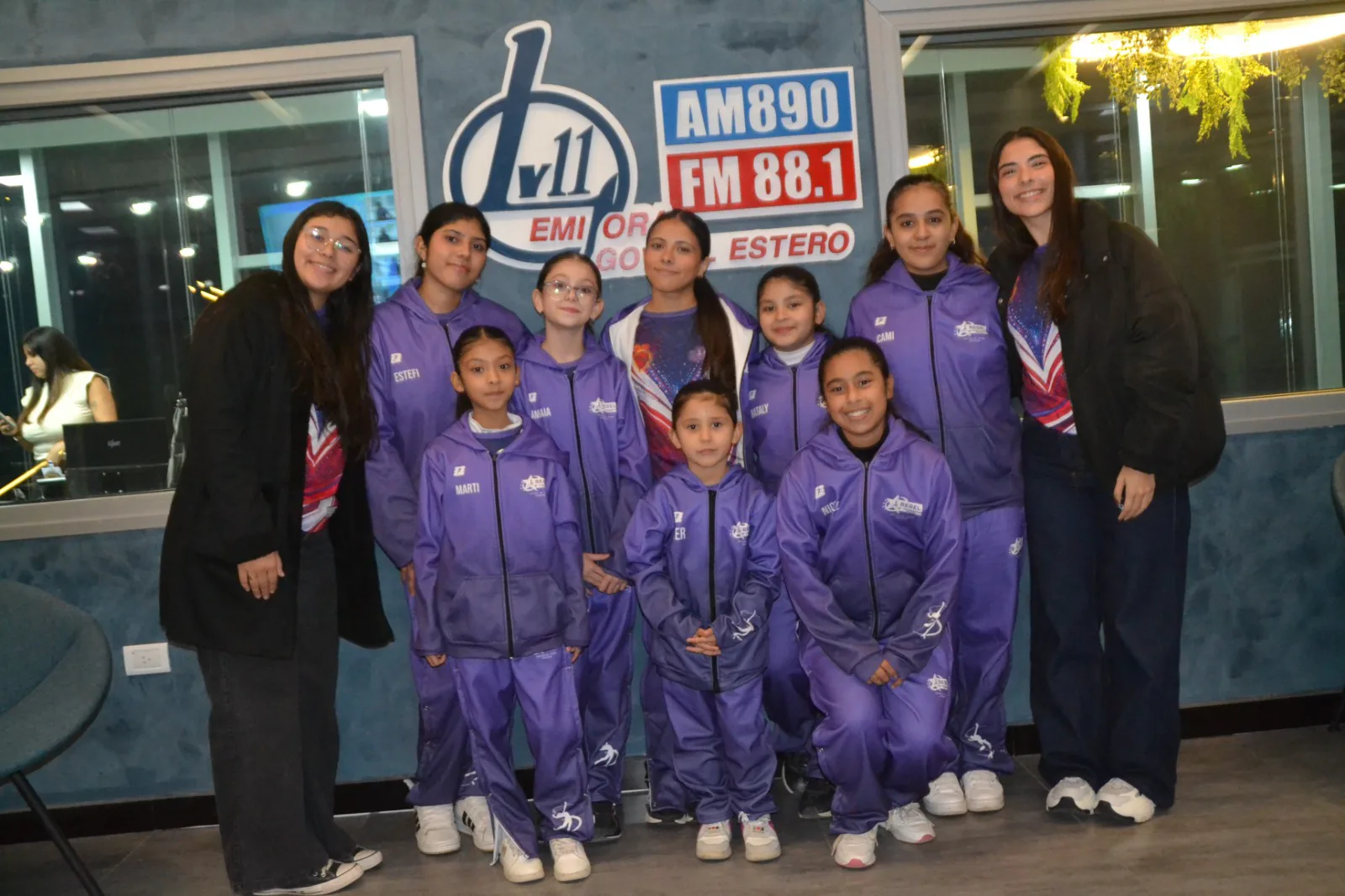 La escuela de patín Rebel Skate brilló en un certamen sudamericano y visitó los estudios de Radio LV11