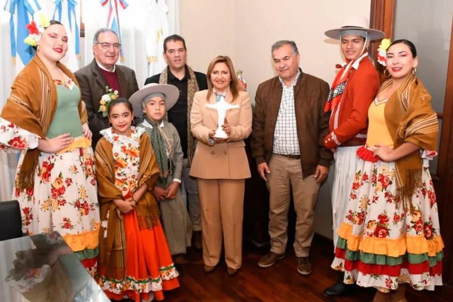 La intendente Norma Fuentes recibió al Ballet Folclórico Jorge Newbery en el Salón de Acuerdos