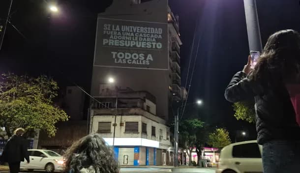 "Si la universidad fuera una cascada, Adorni le daría presupuesto": el lema viral que impulsa la nueva Marcha Federal Universitaria