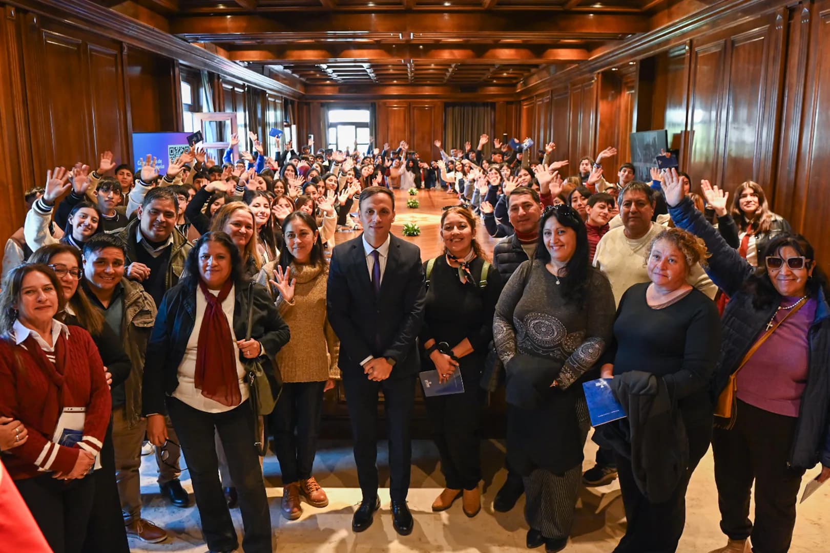 Víctor Araujo recibió en Casa de Gobierno a delegaciones escolares de los departamentos Avellaneda, Juan Felipe Ibarra y Choya