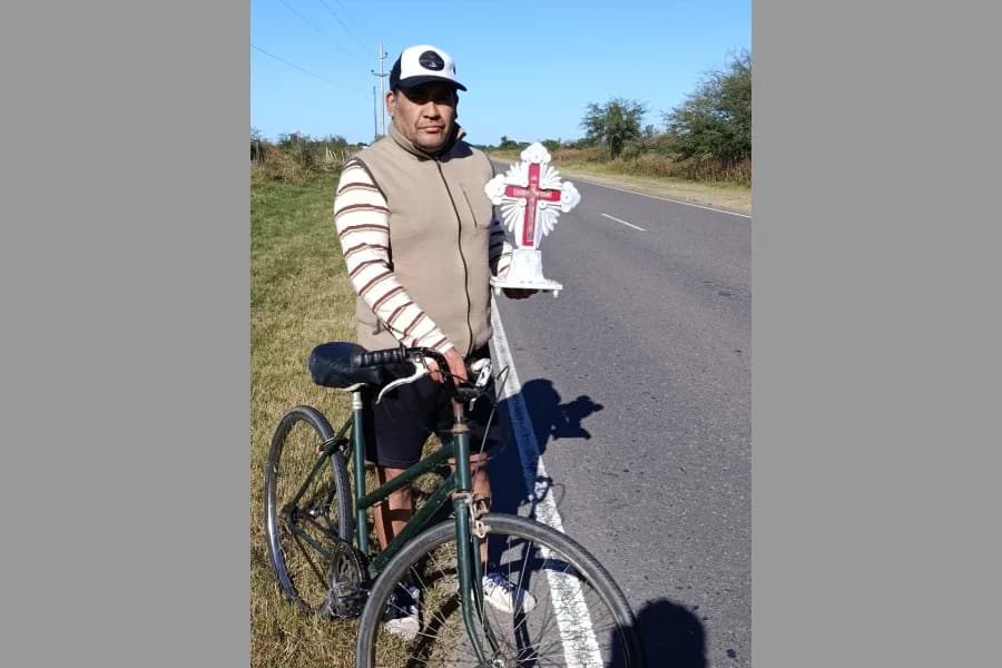 Un peregrino de Forres recorrió kilómetros en su antigua bicicleta para cumplir su promesa al Señor de Mailín