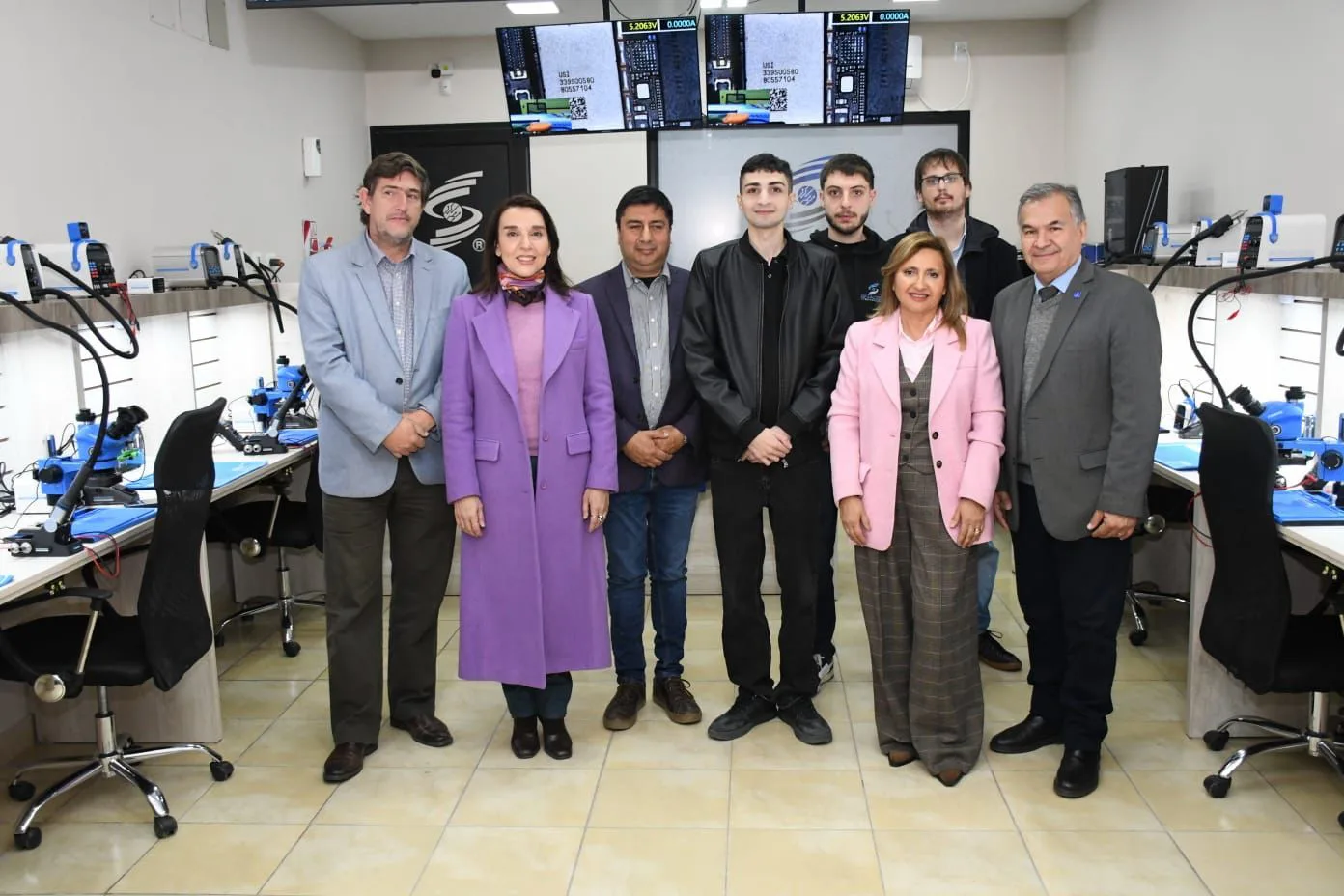 Norma Fuentes y Mariela Nassif visitaron un moderno centro de capacitación técnica en dispositivos móviles