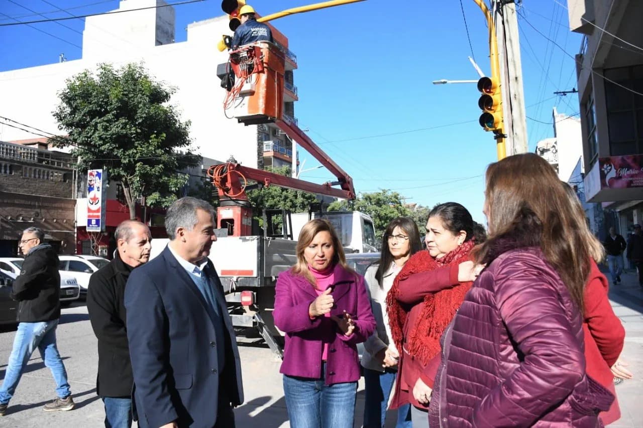 Norma Fuentes supervisó la instalación de nuevos semáforos en una zona estratégica de la Capital