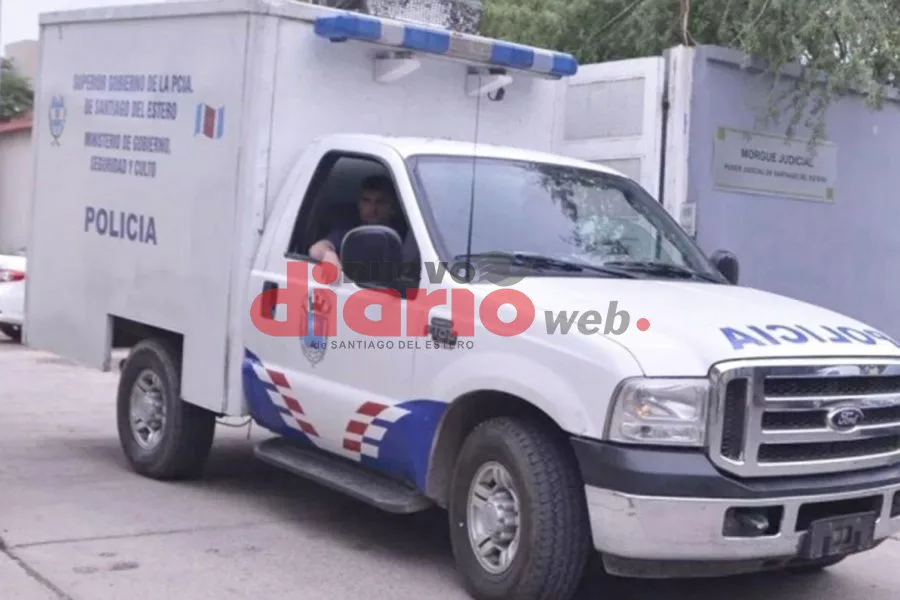 Identificaron al hombre hallado sin vida dentro de un auto en La Banda y secuestraron un arma junto a una carta