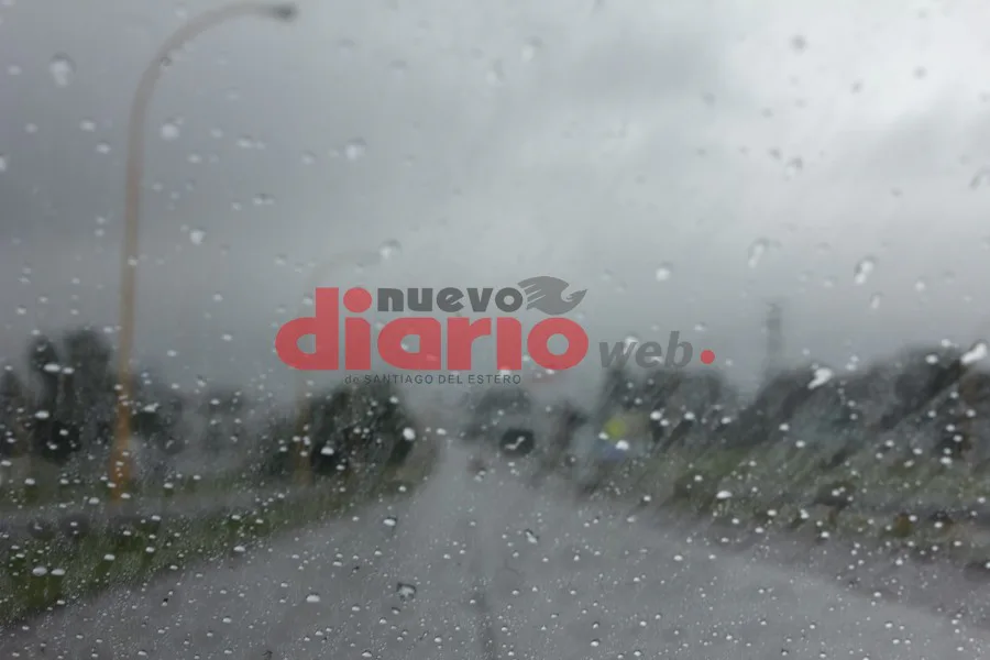 Una sorpresiva lluvia durante la siesta bajó la temperatura en Santiago y anticipan un fin de semana inestable