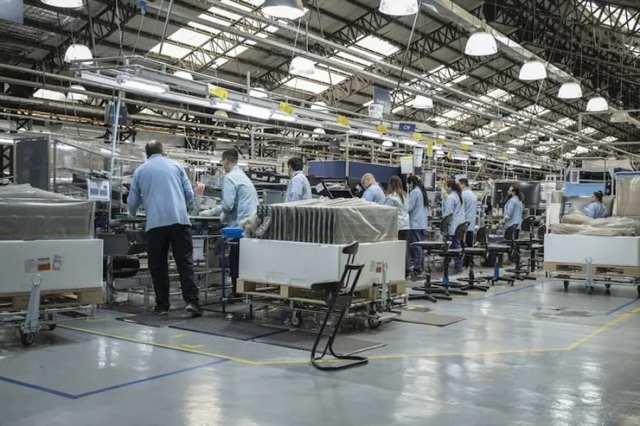 Advierten que la crisis industrial destruye nueve empleos por hora y agrava el avance del trabajo informal