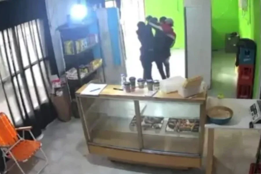Un comerciante y su empleado se trenzaron a golpes con un delincuente para evitar un robo en Quimilí