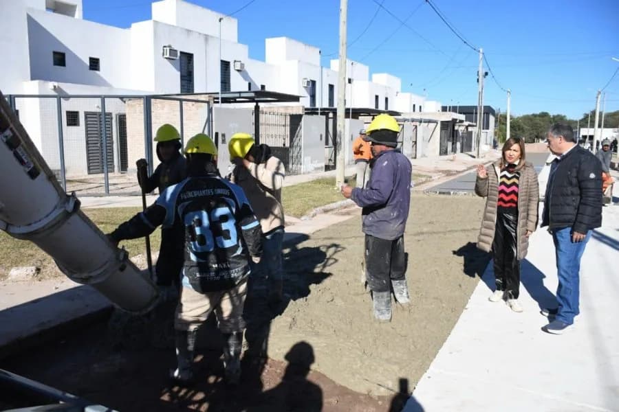 Infraestructura urbana: la intendente Norma Fuentes supervisó la pavimentación de 23 cuadras en el barrio La Costa