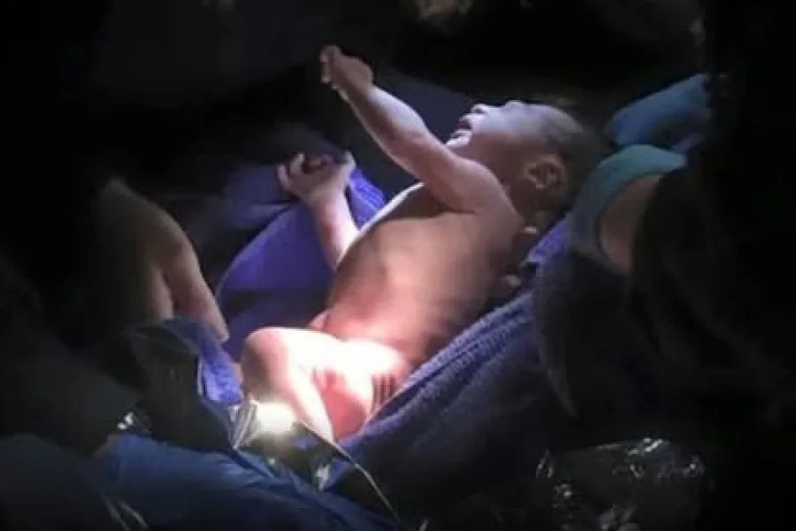 Milagro en Queens: un empleado de limpieza encontró a un bebé recién nacido abandonado en el pesebre de una iglesia