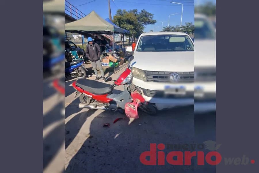 Fuerte accidente en Ruta 51: chocaron una camioneta y una moto frente a Comeco y hay dos mujeres heridas