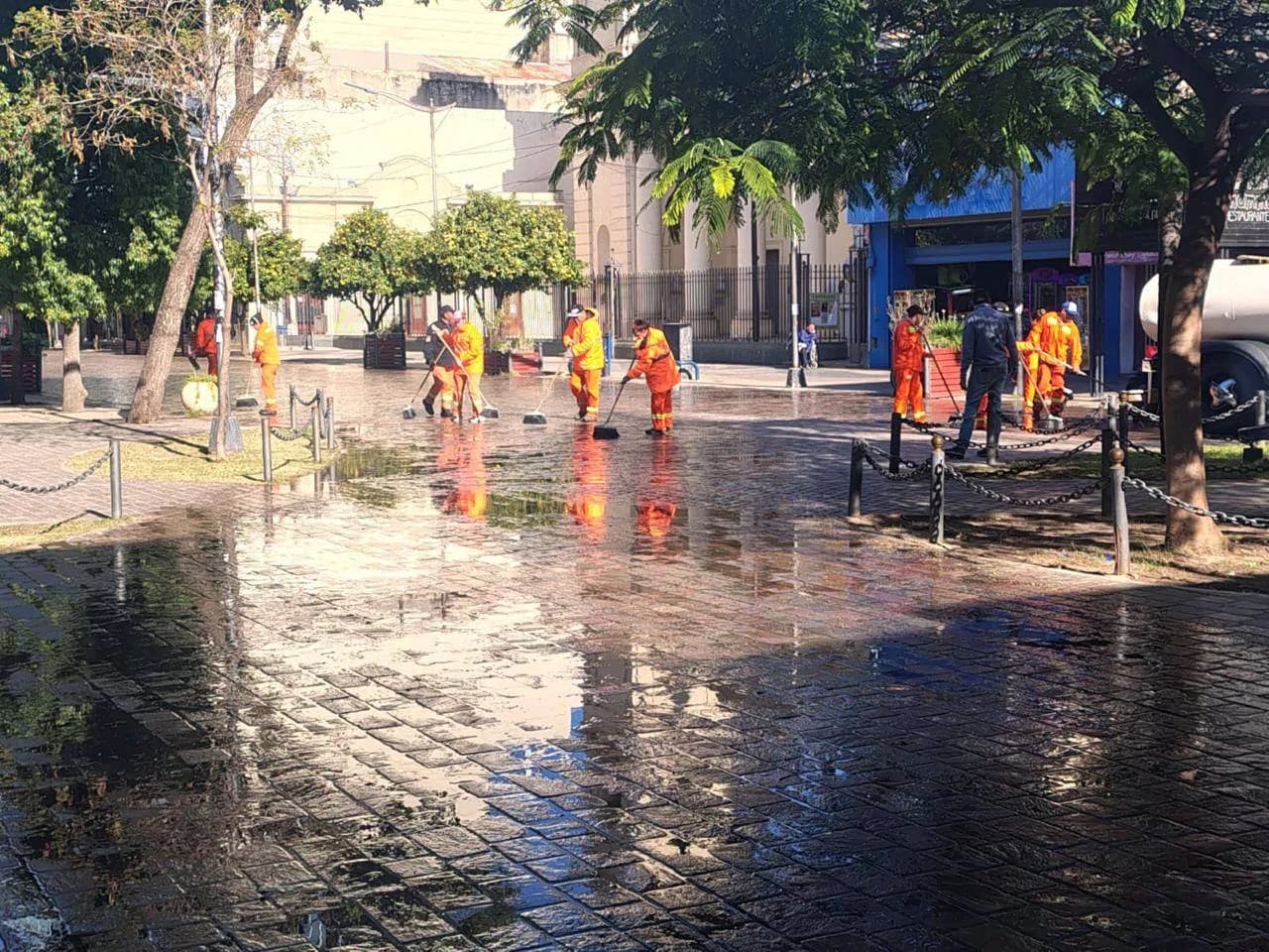 Mantenimiento en el microcentro: personal de Servicios Urbanos lavó y dejó en condiciones las veredas de la plaza Libertad y las semipeatonales