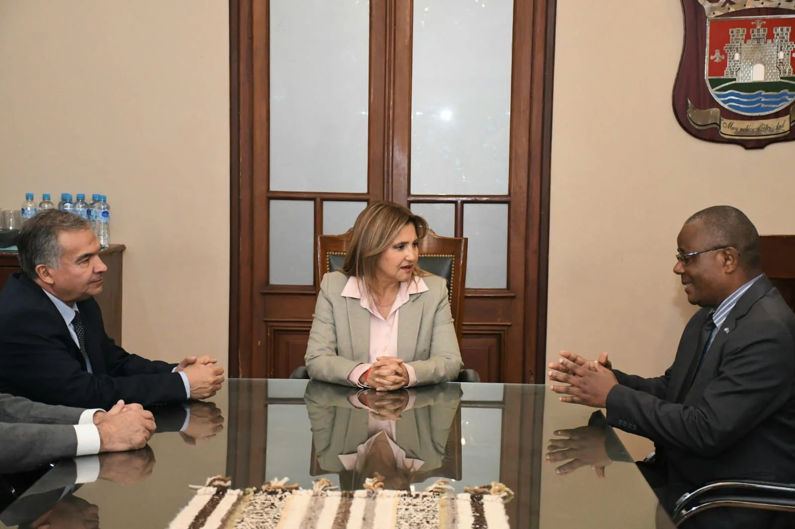 Visita diplomática: Norma Fuentes recibió al embajador de la República del Congo en el Salón de Acuerdos municipal