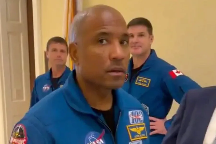 Un hombre increpó a los astronautas del Artemis II en el Capitolio y acusó a la NASA de mentir