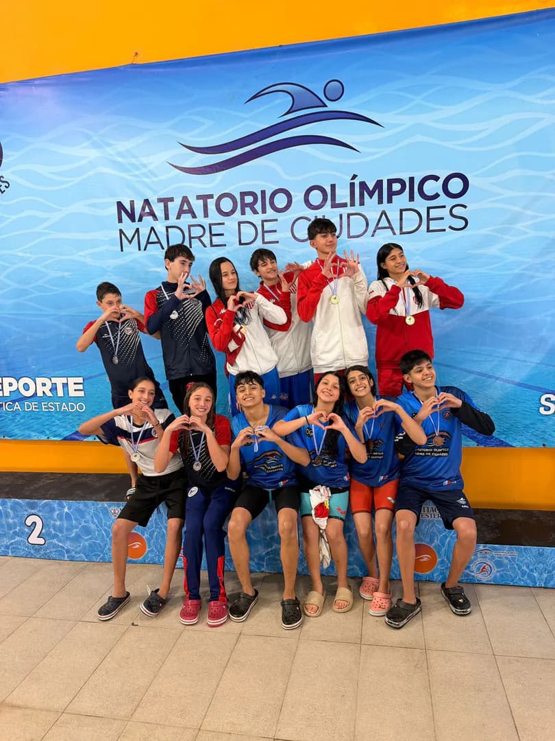 Histórico bronce y récord provincial para el relevo santiagueño en el cierre del Campeonato República de Natación