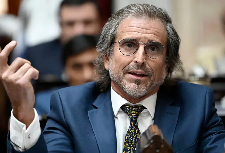 Fuerte cruce tras el Tedeum: Benegas Lynch tildó de "lamentable" la homilía del arzobispo García Cuerva