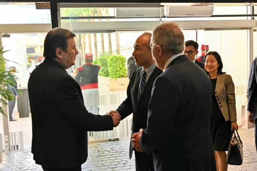 El gobernador Elías Suárez, Gerardo Zamora y el embajador de China recorrieron el Centro Cultural del Bicentenario