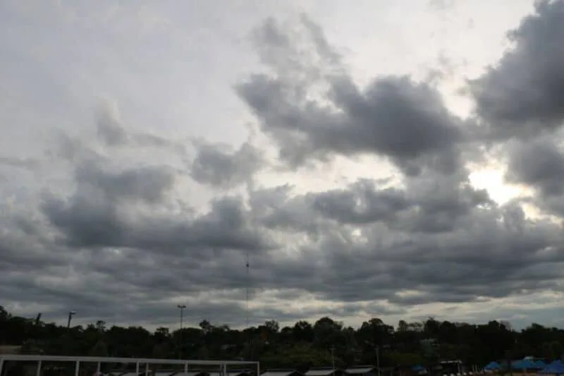 El último domingo de mayo se presenta gris y húmedo antes de una tarde templada en Santiago del Estero