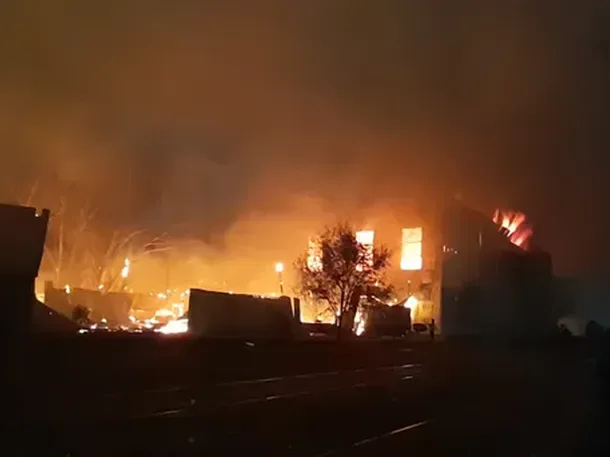 Infierno en Cipolletti: un voraz incendio destruyó por completo un depósito de La Anónima y causó el colapso de la estructura