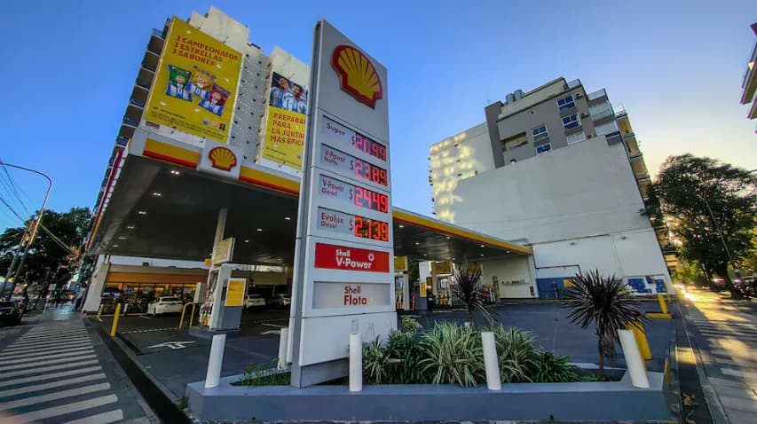 Se confirmó la venta de 894 estaciones de servicio Shell en el país: un grupo suizo pagó USD 1.420 millones