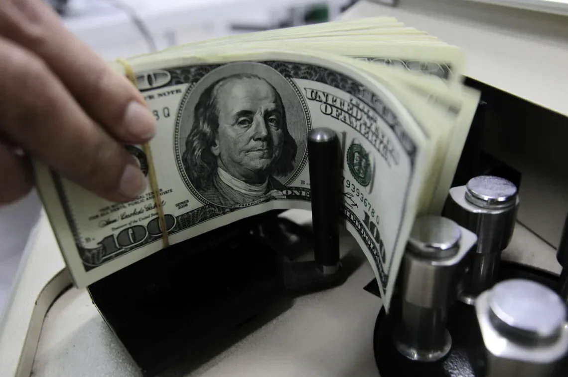 El dólar oficial registró su segunda mayor suba semanal