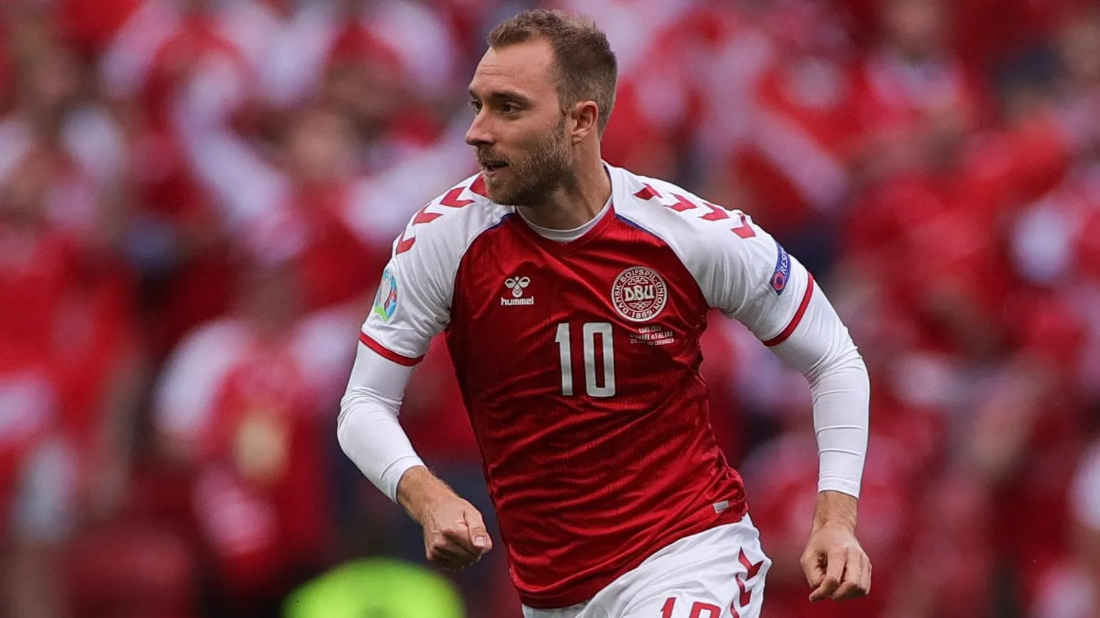 Máxima tensión en el fútbol: Christian Eriksen se desplomó en pleno partido con Dinamarca y su desfibrilador le salvó la vida