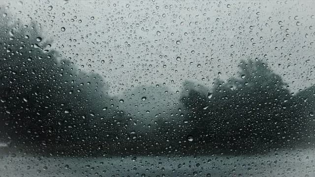 Miércoles gris y desapacible en Santiago: el SMN anticipa lloviznas por la tarde y lluvias aisladas hacia la noche