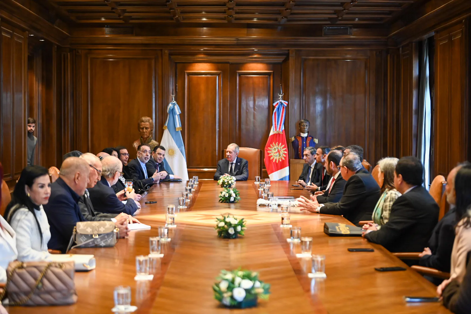El gobernador Elías Suárez recibió a la comitiva internacional del IV Congreso Nacional de FEARAB