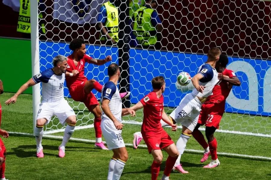 Canadá reaccionó ante su público, rescató un empate frente a Bosnia y manda en el Grupo B