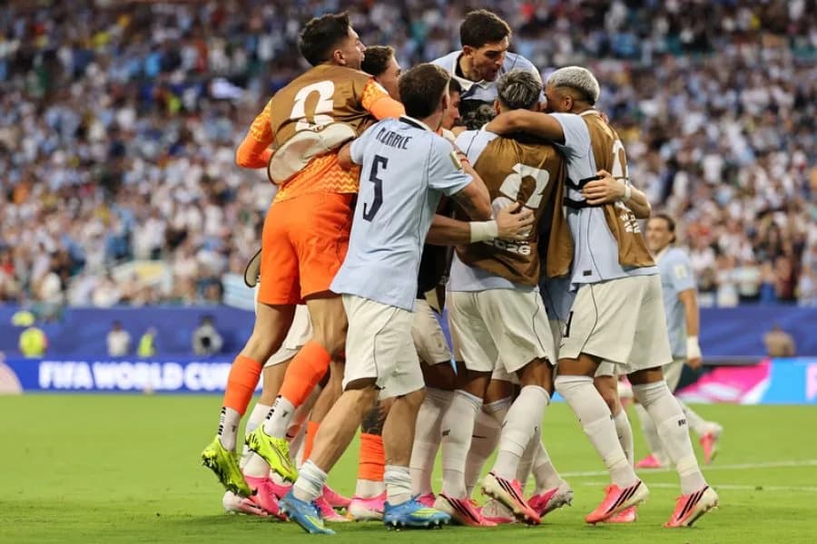 Uruguay reaccionó en el complemento y rescató un empate ante Arabia Saudita en su debut mundialista