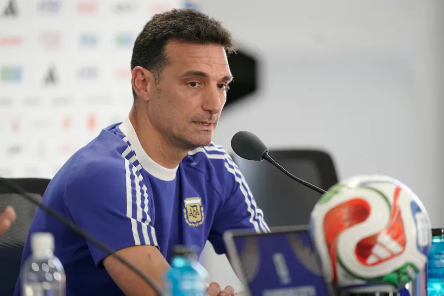 Lionel Scaloni confirmó que el "Dibu" Martínez está disponible para el debut de Argentina ante Argelia