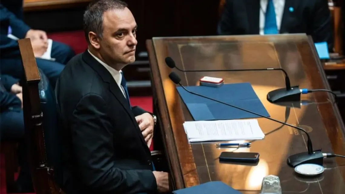 La oposición presiona en el Congreso para voltear a Adorni
