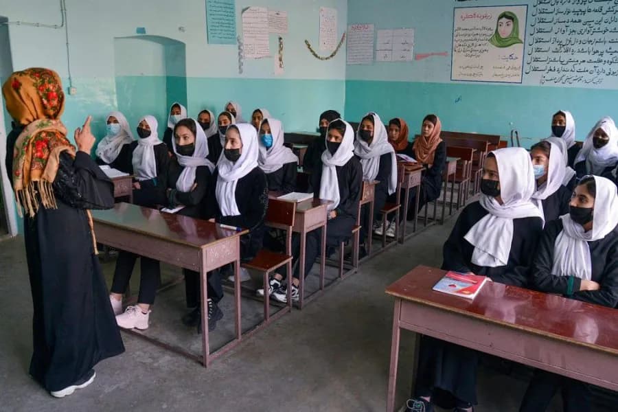 Afganistán: el régimen talibán prohibió de manera permanente el acceso de las mujeres a las escuelas