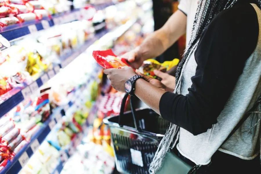 Las ventas en supermercados cayeron 3,7% interanual en abril, según el INDEC