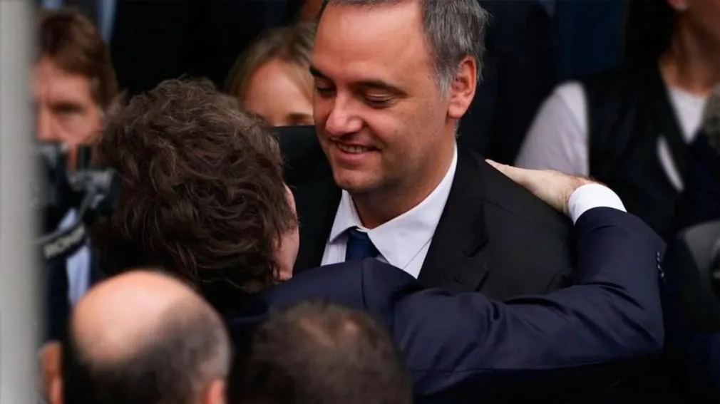 Javier Milei respalda a Manuel Adorni y descarta pedirle la renuncia ante la ofensiva de la oposición en el Senado