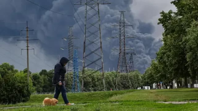 Guerra a 2.000 kilómetros de la frontera: Ucrania atacó con drones de nueva generación una refinería clave en Siberia