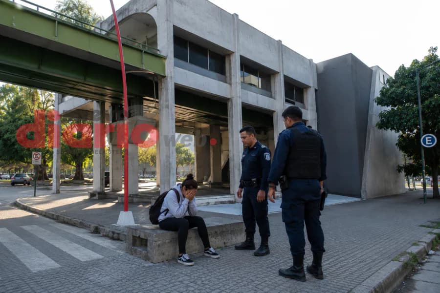 Santiagueña olvidó una mochila con 600 mil pesos en un banco de la Capital y se la robaron en minutos