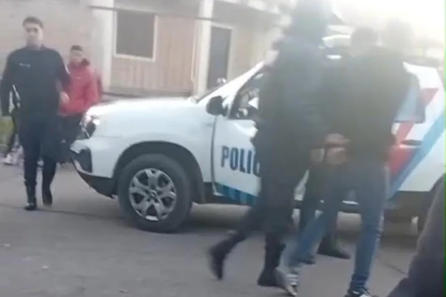 Hartazgo por robos: vecinos retuvieron a un hombre en el barrio Autonomía