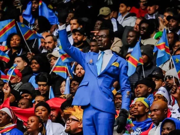 Mundial 2026: “Lumumba”, el hincha que alienta inmóvil como una estatua y es el amuleto de la República Democrática del Congo