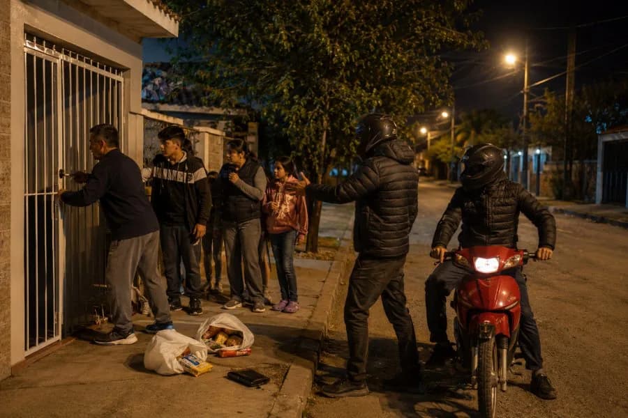 Terror en el barrio Siglo XX: Volvían de comprar, les apuntaron a la cabeza de su hijo de 15 años y les robaron todo