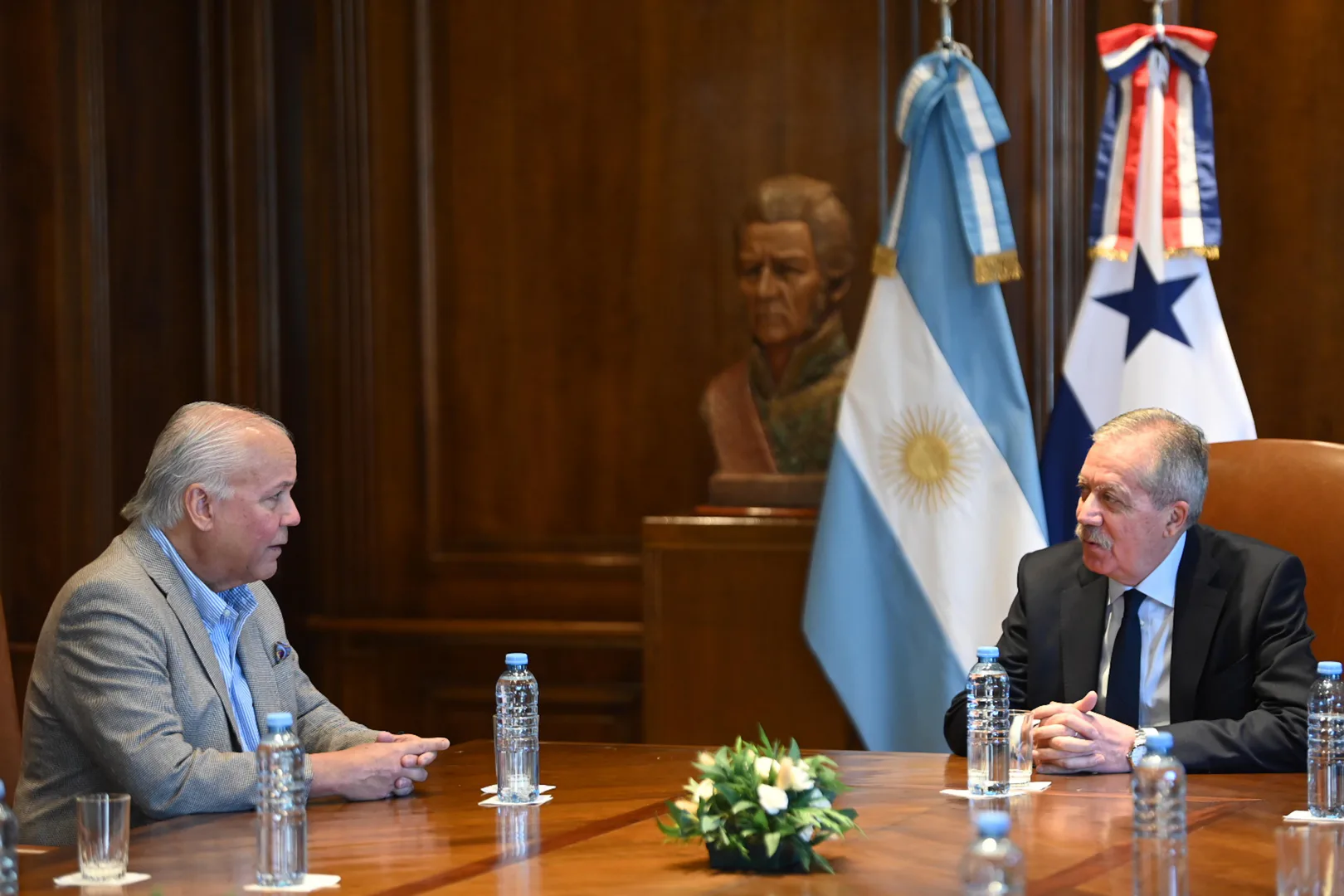 El gobernador Elías Suárez recibió al embajador de Panamá para potenciar el comercio y la cultura santiagueña