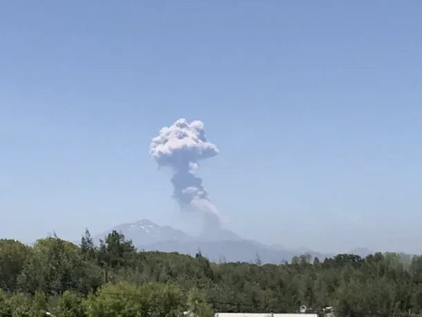 Actividad volcánica: Registraron una emisión de cenizas en el complejo Nevados del Chillán y se mantiene el monitoreo