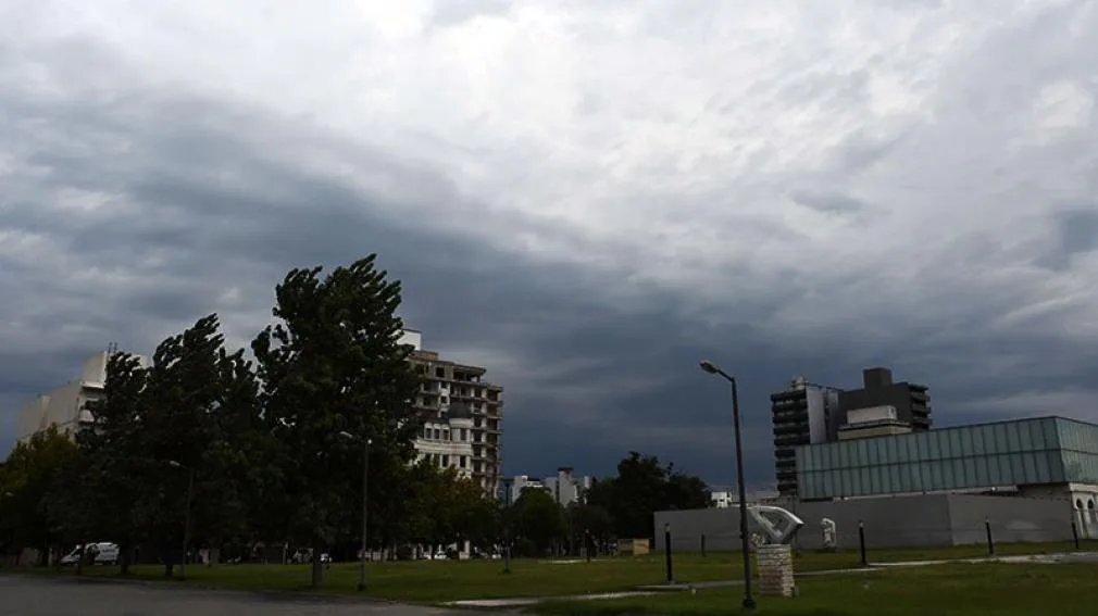 El Servicio Meteorológico Nacional anunció una jornada fría con probabilidad de lluvias y fuertes ráfagas de viento en Santiago del Estero